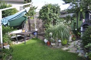 Jardín al aire libre en gemütliche Zimmer im Einfamilienhaus