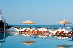 Bazén v ubytování Dickwella Resort and Spa nebo v jeho okolí