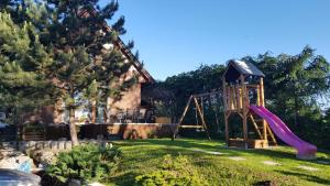 un parque infantil en un patio con tobogán en Apartmany Calma en Liptovský Mikuláš