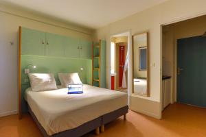 Ένα ή περισσότερα κρεβάτια σε δωμάτιο στο Cerise Nantes La Beaujoire