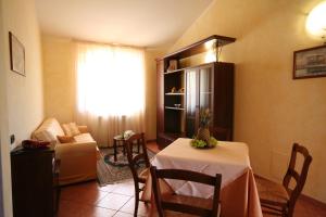 een woonkamer met een tafel en een bank bij Case Vacanza Fiocchi in Arrone