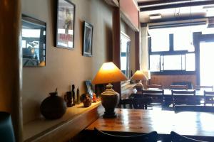 Um restaurante ou outro lugar para comer em DJANGO Hostel & Lounge