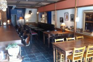 Uma área de estar em DJANGO Hostel & Lounge