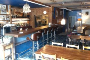 Uma área de estar em DJANGO Hostel & Lounge