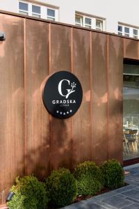 Hotel Gradska Cetinje的证书、奖牌、标识或其他文件