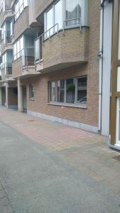 - un bâtiment en briques avec des balcons sur le côté dans l'établissement Piers de Raveschootlaan, à Knokke-Heist