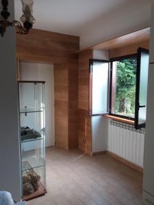 a room with a window and a glass shelf at CAMPO BASE B&B in SantʼAngelo in Pontano