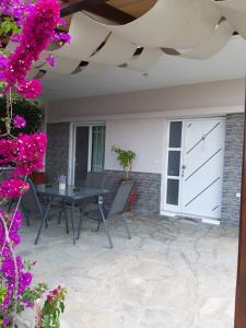 Patio alebo iná vonkajšia časť ubytovania Ianos