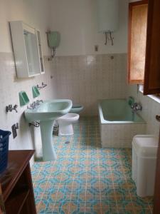 y baño con lavabo, aseo y bañera. en Casa Vacanze Fontanelle en Badolato