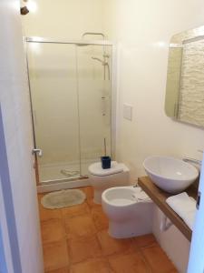 a bathroom with a shower and a toilet and a sink at Il Moro in Geremèas