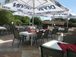A restaurant or other place to eat at Villas Chinara
