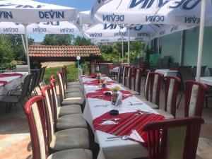 A restaurant or other place to eat at Villas Chinara