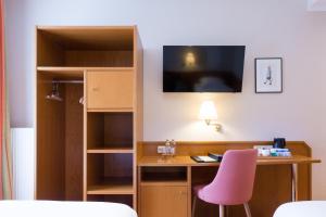 Μια τηλεόραση ή/και κέντρο ψυχαγωγίας στο Hotel Perrin - former Carlton