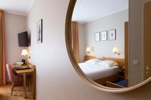 Ένα ή περισσότερα κρεβάτια σε δωμάτιο στο Hotel Perrin - former Carlton