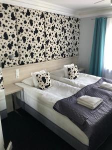 1 dormitorio con 1 cama con papel pintado en blanco y negro en Hotel Imperium, en Chełmża