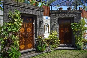 un par de puertas en una casa en Villa Indah 2, en Sanur