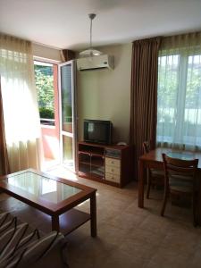 A television and/or entertainment centre at Apartment in Complex TARA