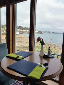 Ferry House Inn في ميلفورد هافن: طاولة طعام مطلة على المحيط