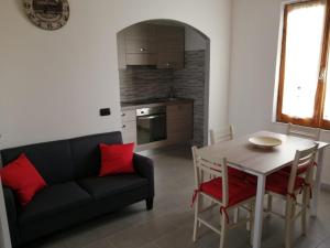 a living room with a couch and a table at Sentieri sul Mare in Moneglia