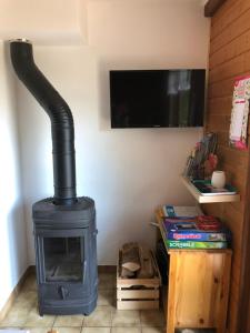 TV a/nebo společenská místnost v ubytování Chalet LE TREMPLIN - wifi, BBQ, parking + 20 fotografií