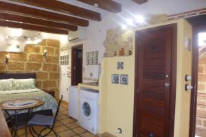 Habitación con cama y lavadora. en No3 CasaTosca Javea -Apart muy acogedor en el centro del Casco Antiguo, en Jávea