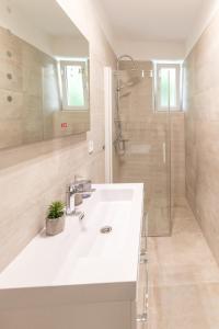 Bilik mandi di Luxury rooms with balcony