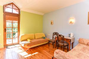 a living room with a couch and a table at Ramus poilsis Karklėje in Karklė