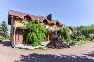a brick house with vines on the side of it at Ramus poilsis Karklėje in Karklė
