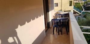 un balcón con 4 sillas y una mesa. en Apartments Villa Dovinefa, en Ksamil 30 fotos más