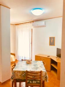 Habitación con mesa, escritorio y cama. en Appartamenti Oleandri, en Vieste
