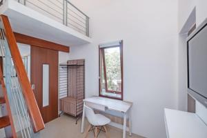 ein Heimbüro mit einem Schreibtisch und einem Fenster in der Unterkunft Canggu Residence in Canggu
