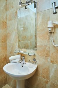 Koupelna v ubytování Hotel Patriarshyi