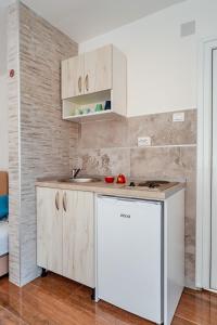 Kuchyň nebo kuchyňský kout v ubytování Apartmani Afterglow