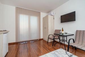 TV a/nebo společenská místnost v ubytování Apartmani Afterglow