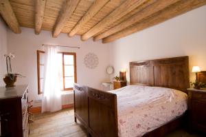 1 dormitorio con 1 cama grande y techo de madera en Le Fade, en Susegana