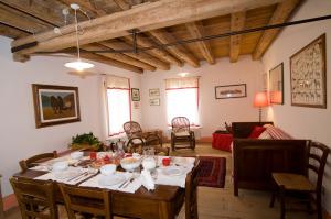 a dining room with a table and chairs at Le Fade in Susegana