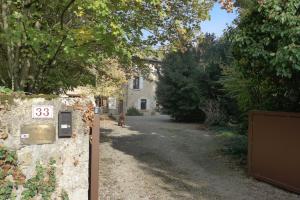 una casa con una puerta delante de una entrada en Le Lavoir de Meziat, en Vinzelles