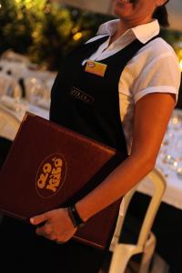 Olo Kalò Locanda في كوريليانو دوترانتو: امرأة تحمل كتابًا في يدها