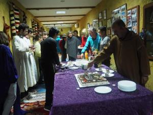Oulad Teïma的住宿－Gite Souss，站在桌子上,穿着紫色的桌布的人