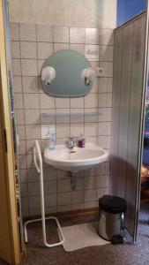 baño con lavabo y cubo de basura en Specialplaceinberlin, en Berlín