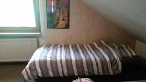 1 cama con edredón a rayas en un dormitorio en Specialplaceinberlin, en Berlín