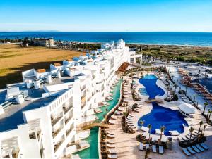una vista aérea de un complejo con piscina y océano en Zahara Beach & Spa by QHotels - Adults Recommended en Zahara de los Atunes