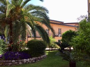Vrt pred nastanitvijo Regina del Garda Suite