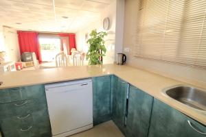 Kuchyň nebo kuchyňský kout v ubytování Appartement Salou LOCARMAR - Toni Brusseles
