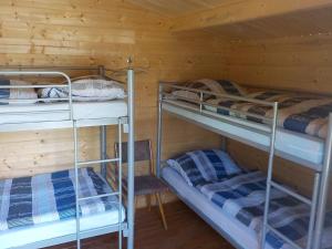 a room with two bunk beds in a cabin at Zehrermühle Campinghütte in Schönberg