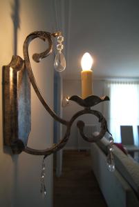 Una vela colgando de una lámpara de araña en una habitación en Casa Rural Palacete Magaña, en Malón