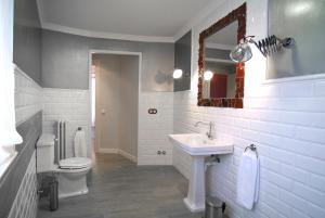 een witte badkamer met een toilet en een wastafel bij Casa Rural Palacete Magaña in Malón