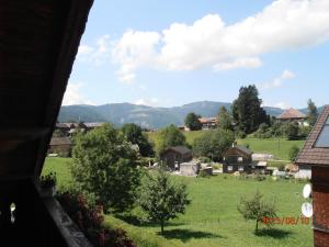 Vista generica sulle montagne o vista sulle montagne dall'interno dell'appartamento