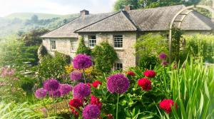 un jardín con flores frente a una casa en Pen-Y-Dyffryn Country Hotel, en Oswestry