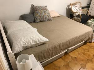 Llit o llits en una habitació de Studio in the center of Saint-Jean-cap-Ferrat